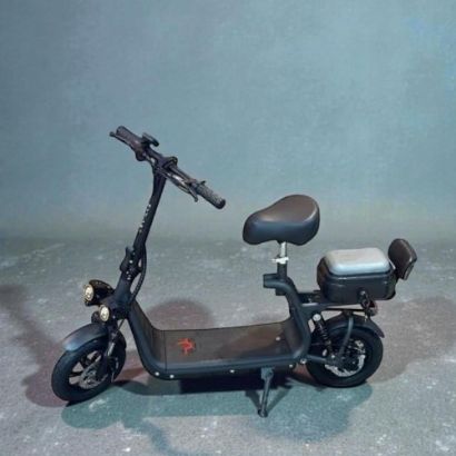 صورة سكوتر كهربائي مقعد وشنطة بعجلين